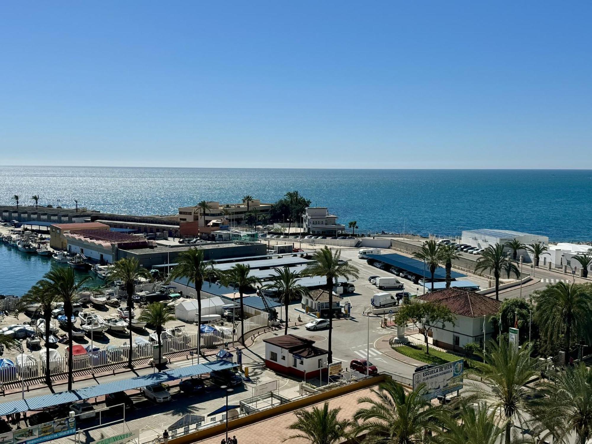 Beachfront Apartment With Terrace And Seaviews Fuengirola Zewnętrze zdjęcie